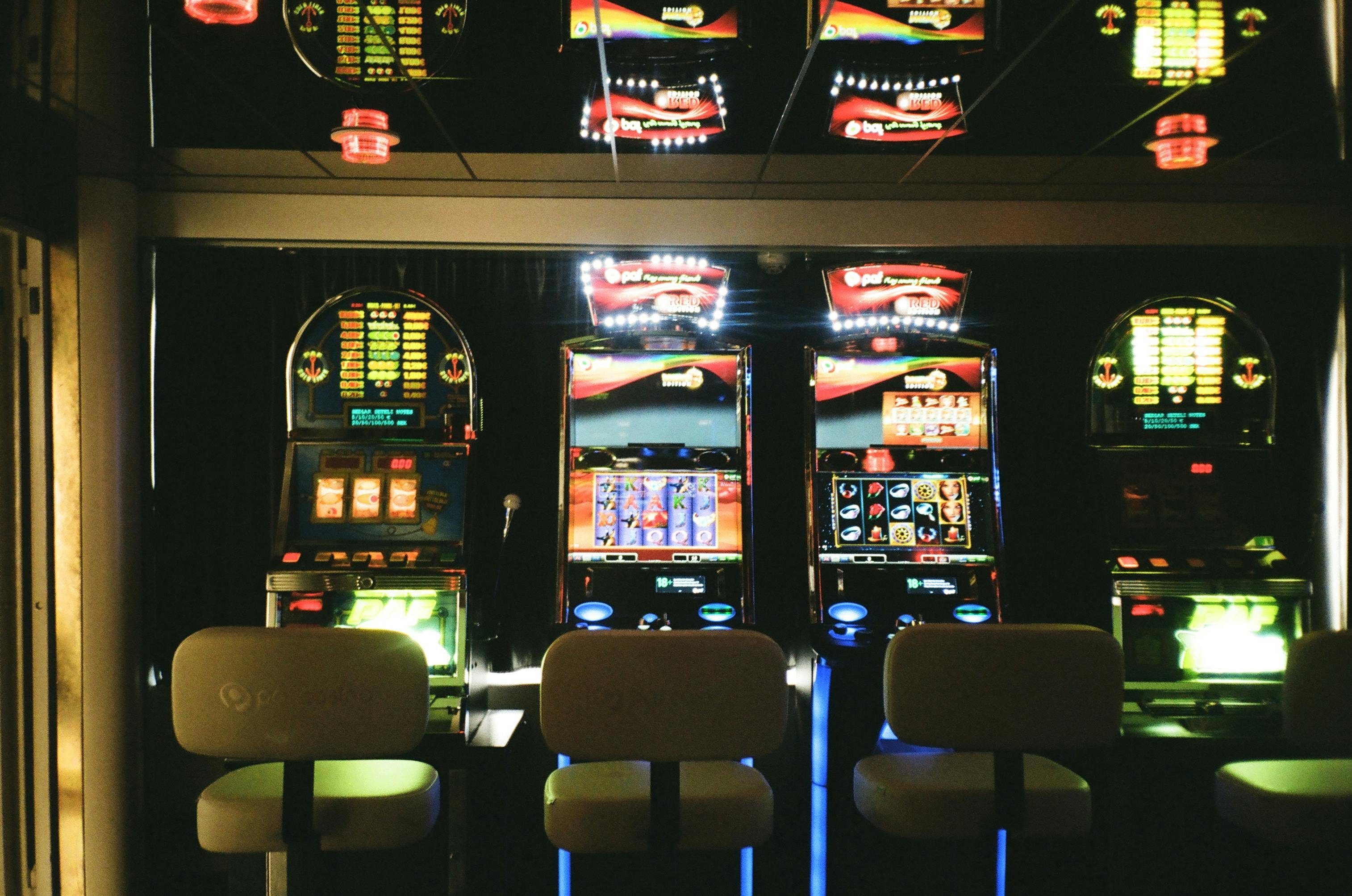 Filipino player accessing th777 live casino on a mobile phone